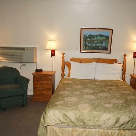 Country Squire Inn And Suites Coshocton Exterior photo
