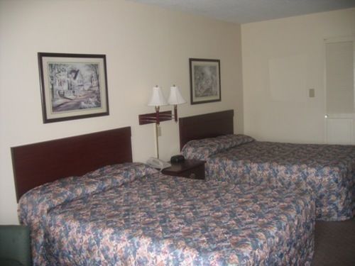 Country Squire Inn And Suites Coshocton Exterior photo