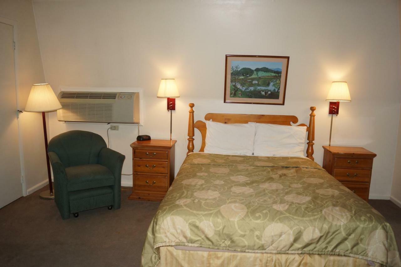 Country Squire Inn And Suites Coshocton Exterior photo