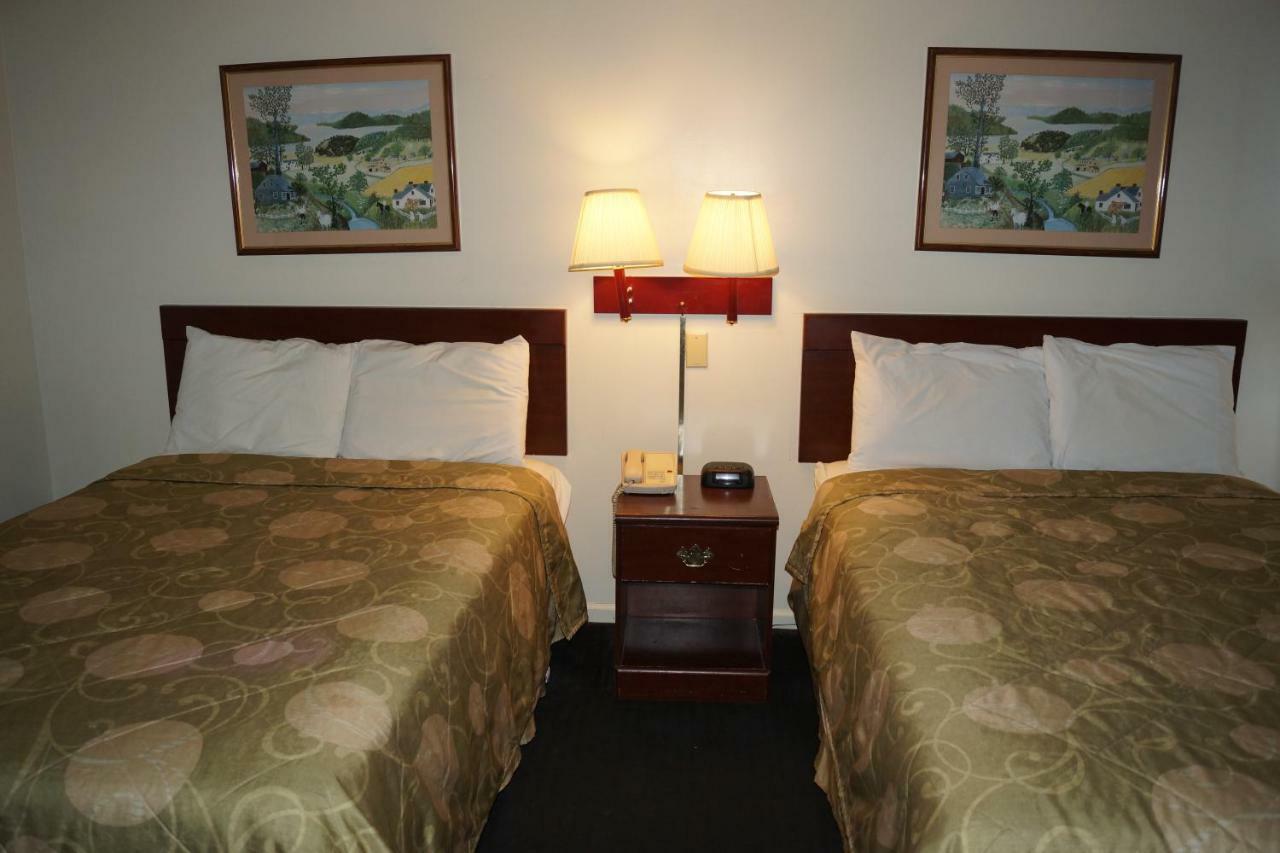 Country Squire Inn And Suites Coshocton Exterior photo