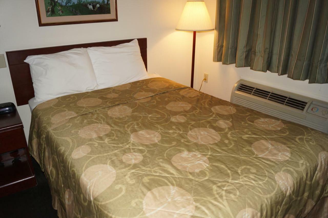 Country Squire Inn And Suites Coshocton Exterior photo