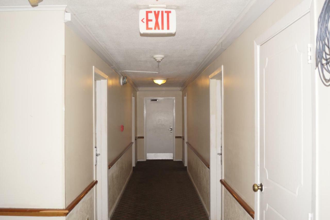 Country Squire Inn And Suites Coshocton Exterior photo