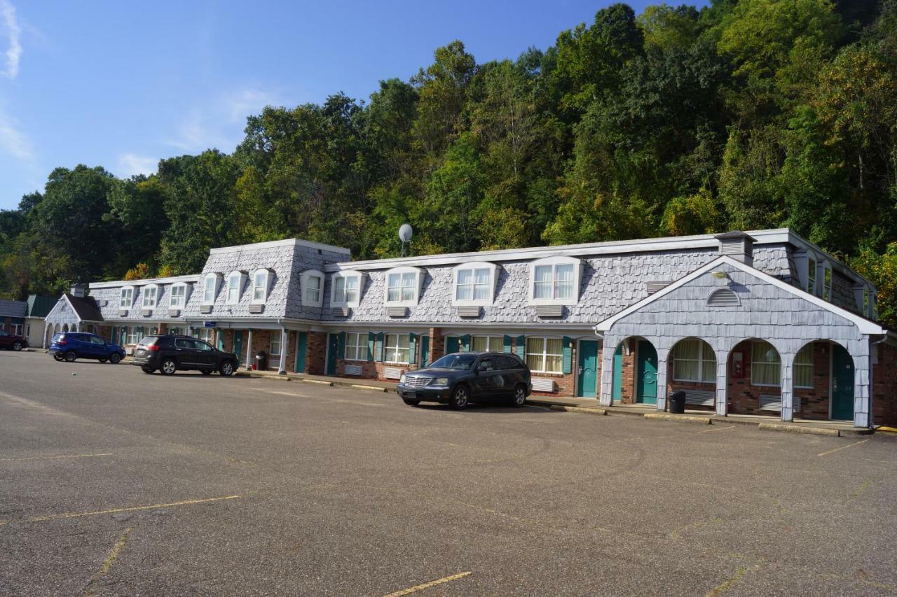 Country Squire Inn And Suites Coshocton Exterior photo