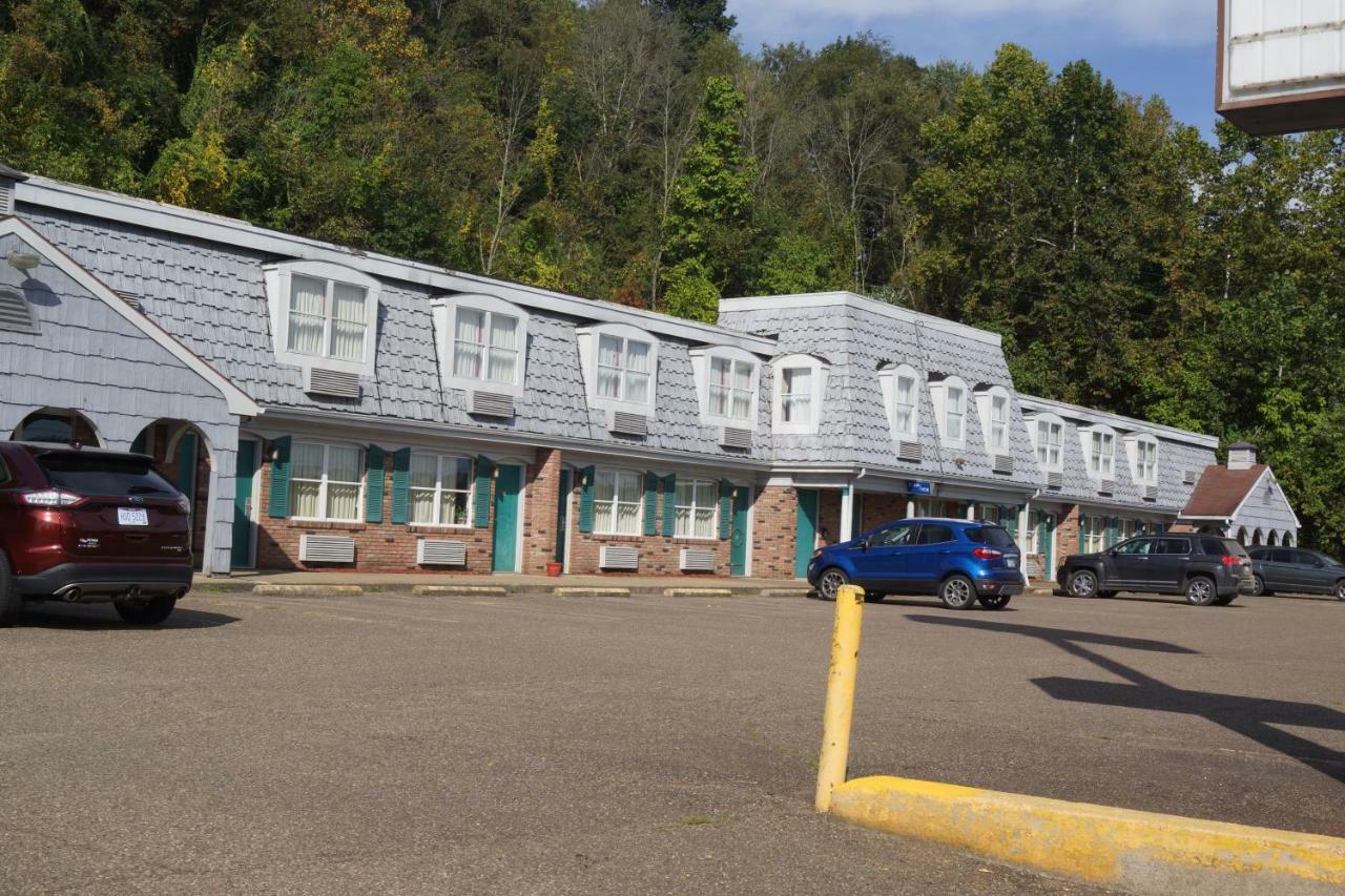 Country Squire Inn And Suites Coshocton Exterior photo